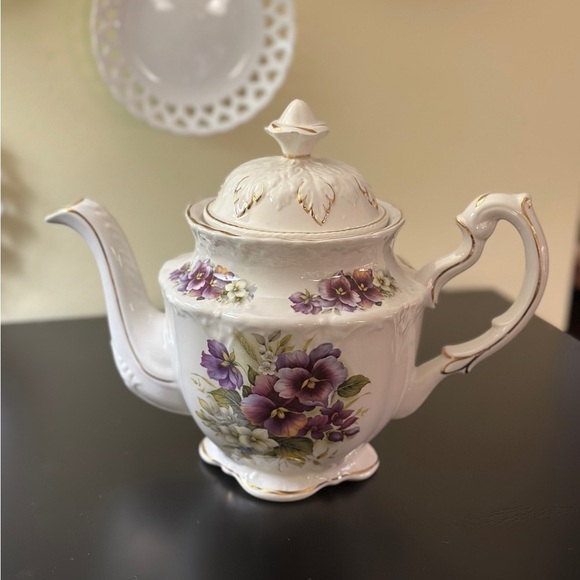 VINTAGE, CROWN DORSET, WHITE TEAPOT WITH PURPLE PANSIES & GOLD TRIM. - Picture 14 of 16